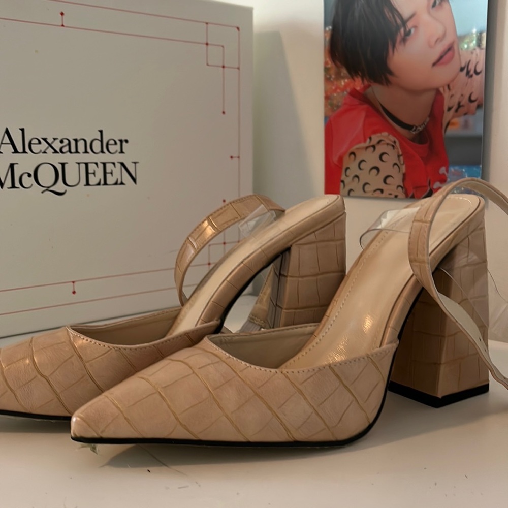 No brand Bege heels.